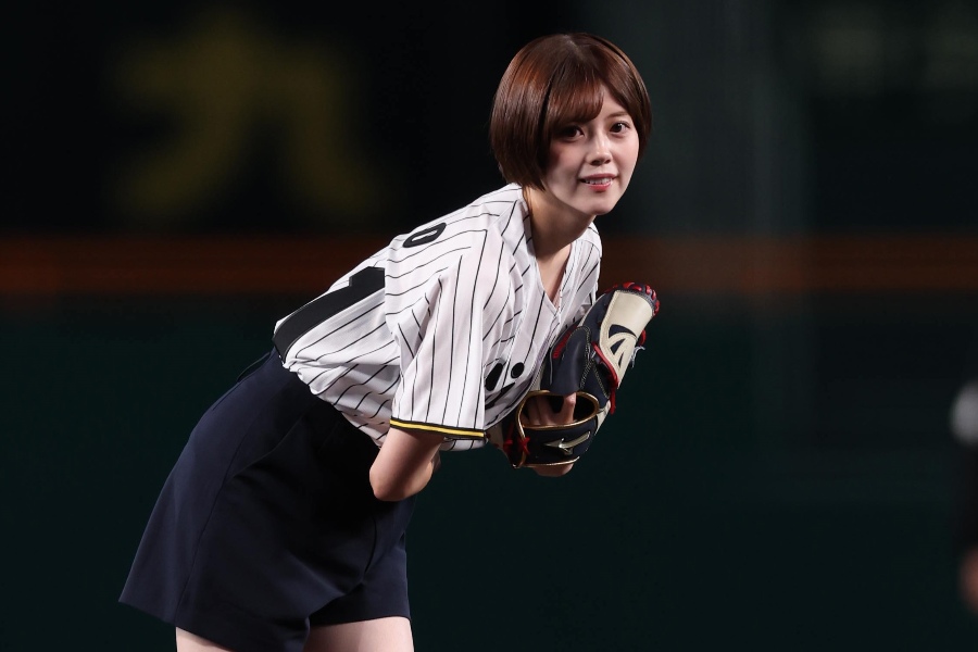 始球式に登場した「NMB48」の坂下真心さん【写真提供:産経新聞社】