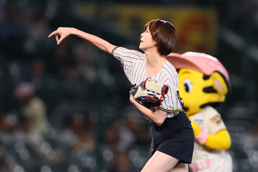 始球式に登場した「NMB48」の坂下真心さん【写真提供:産経新聞社】