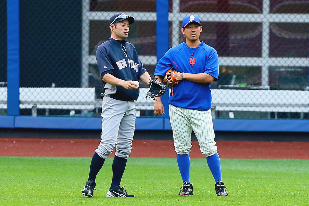 2014年、サブウェイ・シリーズで談笑するイチロー（左）と松坂大輔【写真：アフロ】