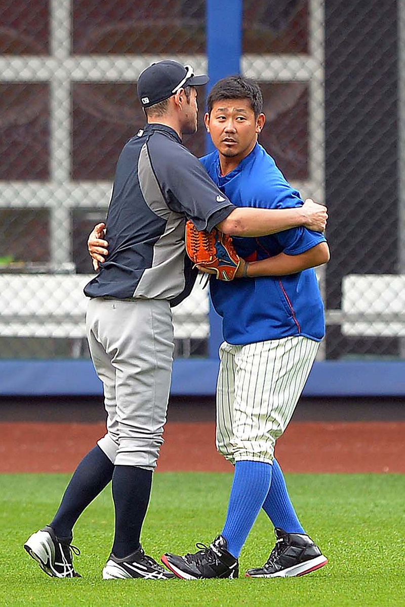 再会を喜んだイチローは松坂大輔とハグを交わした【写真提供：産経新聞社】