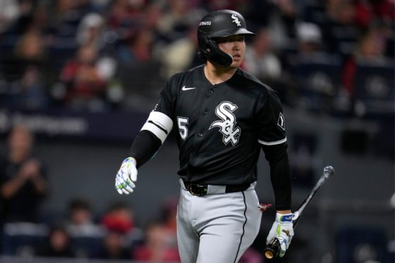 村上宗隆、ベンチで呆然　失意の色隠せず…大一番で4三振、先に王手も屈辱3連敗