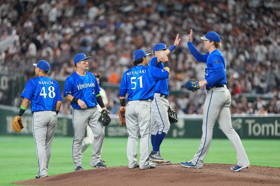 巨人に勝利したDeNAナイン【写真：井上学】