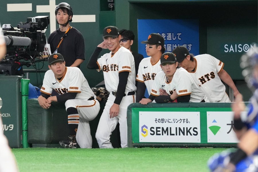 戦況を見つめる巨人ナイン【写真：井上学】