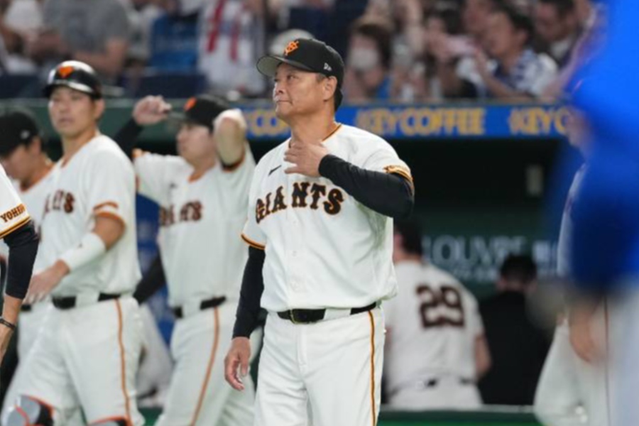 DeNA戦で指揮を執った巨人・橋上秀樹監督代行【写真：加治屋友輝】