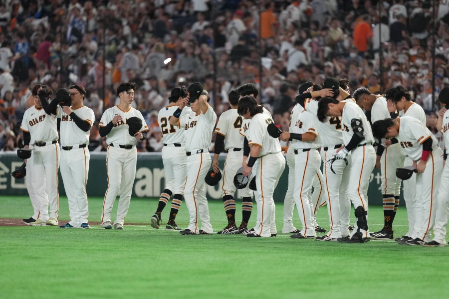 DeNAに敗れた巨人ナイン【写真：井上学】