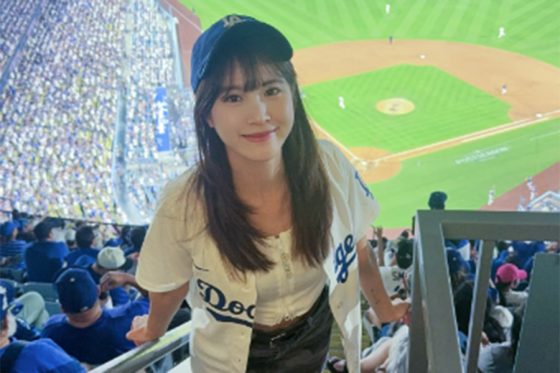 “へそチラ”ミニスカ「超かわいい」　LA参戦の美女が公開…大谷も登場し「うらやましすぎる～」