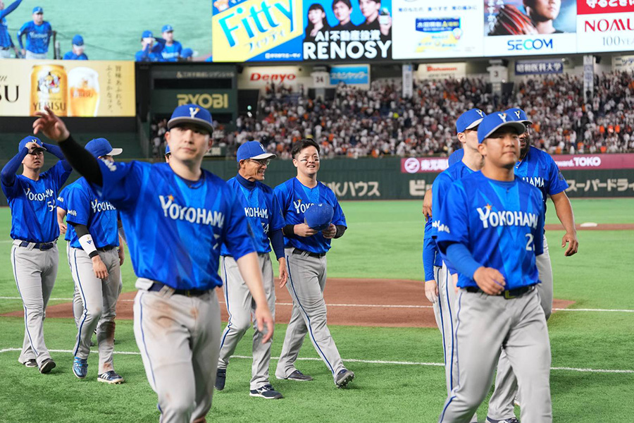 巨人に勝利したDeNAナイン【写真：井上学】