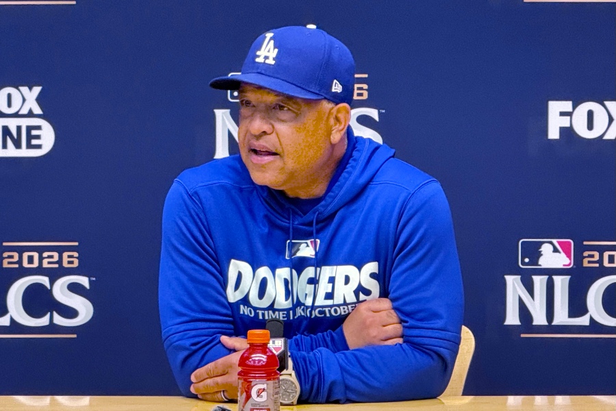試合前、取材に応じるドジャースのデーブ・ロバーツ監督【写真：小谷真弥】