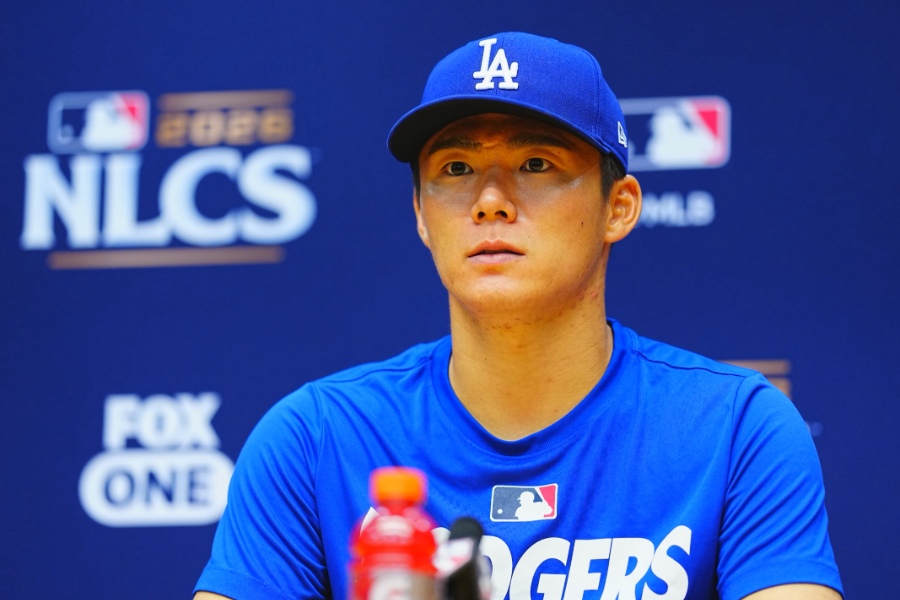 取材に応じるドジャース・山本由伸【写真：荒川祐史】