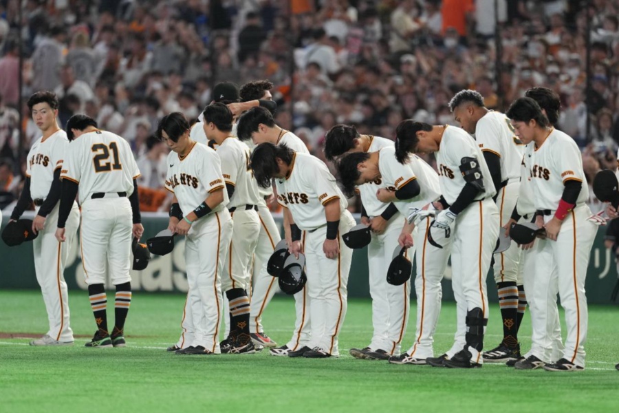 2連敗でCSファーストステージ敗退となった巨人ナイン【写真：井上学】