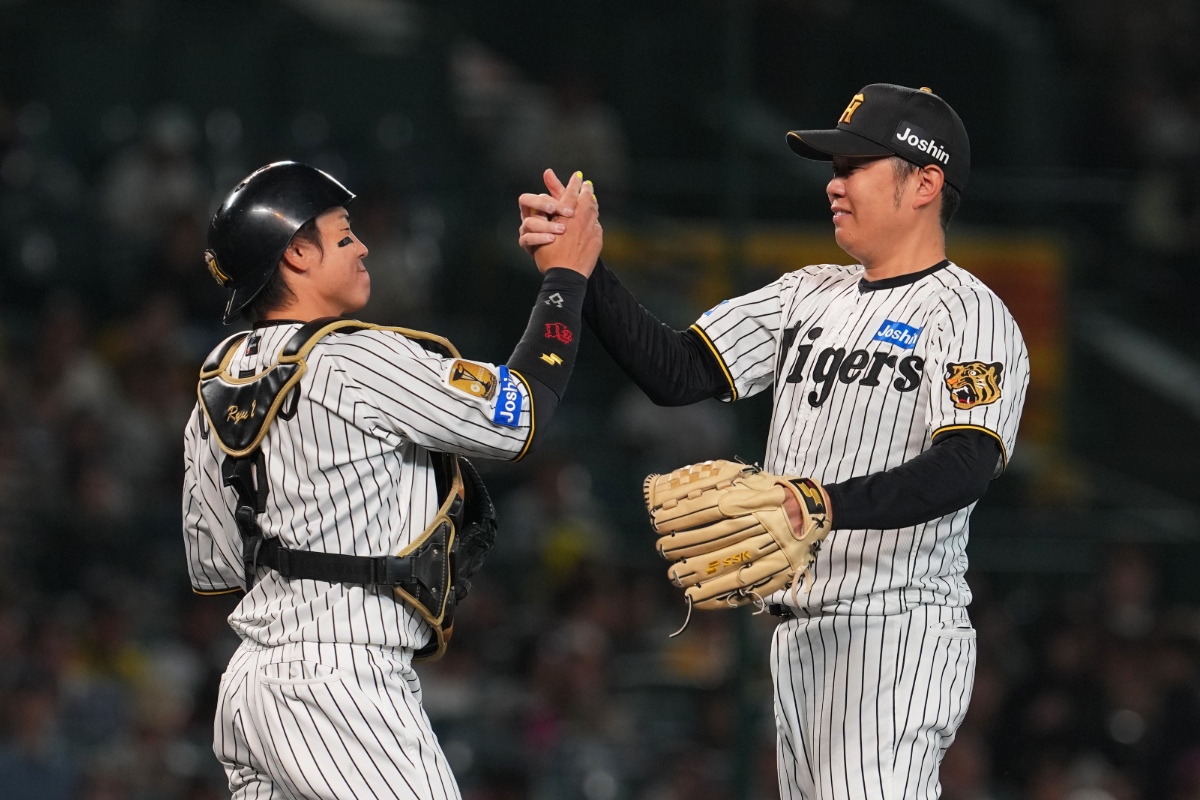 兄貴分・西勇輝（右）の引退試合ではスタメンマスク【写真提供：産経新聞社】