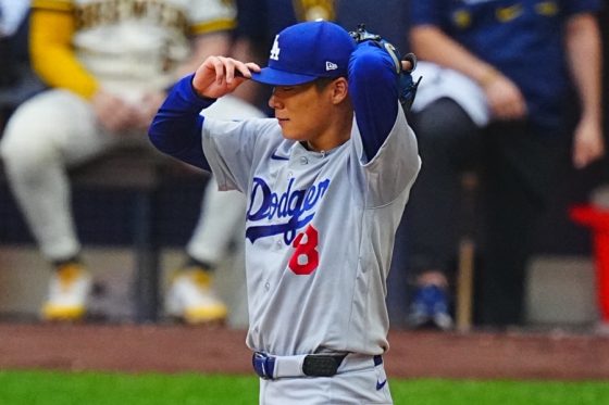 山本由伸の「出血を止めないと…」　なぜ3回途中で降板…ロバーツ監督が試合中に“激白”