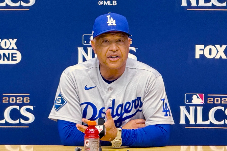 試合後、取材に応じたドジャースのデーブ・ロバーツ監督【写真：小谷真弥】