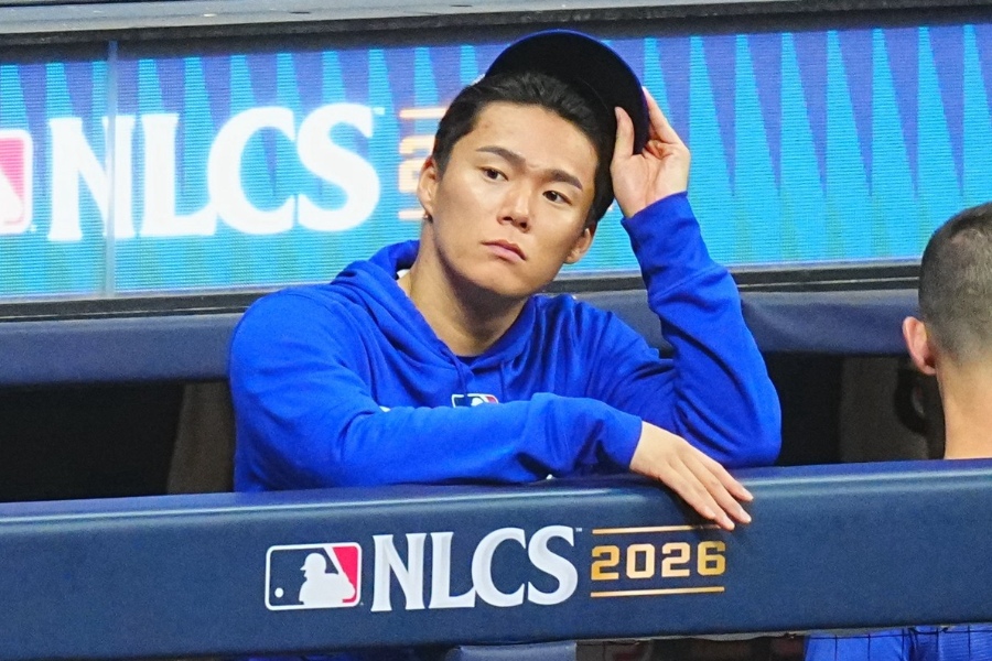 ベンチで戦況を見守るドジャース・山本由伸【写真：荒川祐史】