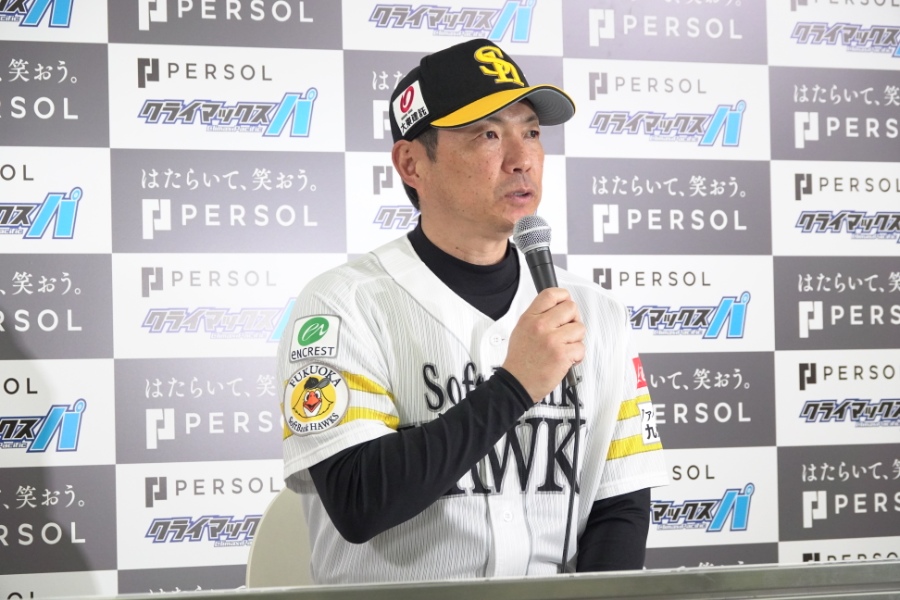 会見で取材に応じるソフトバンク・小久保裕紀監督【写真：竹村岳】
