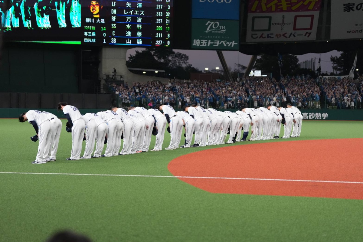 CS敗退後、ファンに挨拶をする西武ナイン【写真：井上学】