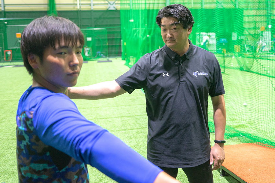 小学生から社会人まで幅広い世代を指導する【写真:磯田健太郎】