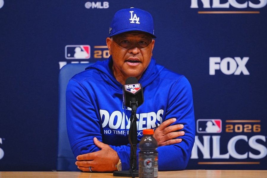 ドジャースタジアムで会見に臨んだデーブ・ロバーツ監督【写真：荒川祐史】