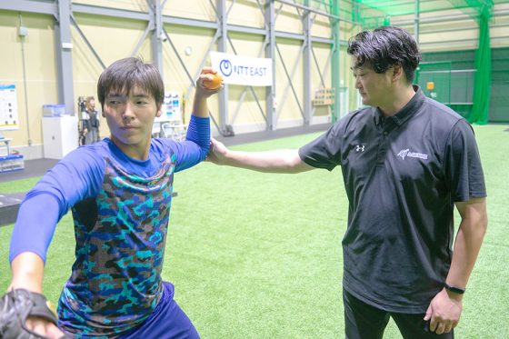 投動作で多い肘抜けの原因は「前足が潰れる」　ボール1つで“勝手に改善”するドリル