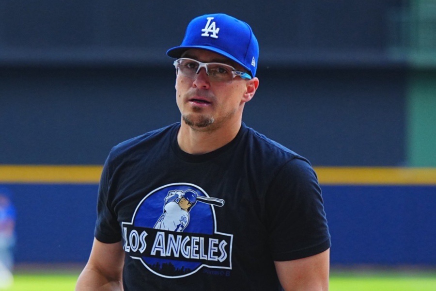 大谷がデザインされたTシャツを着用するエンリケ・ヘルナンデス【写真：荒川祐史】