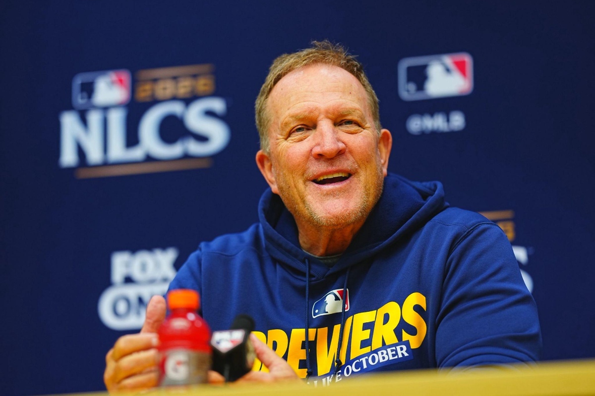 ドジャースとの決戦前、日本メディアの質問に答えるパット・マーフィー監督【写真：荒川祐史】