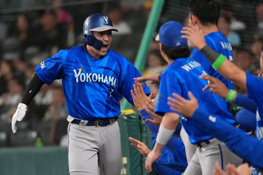 6回に本塁打を放ったDeNA・佐野惠太【写真:井上学】