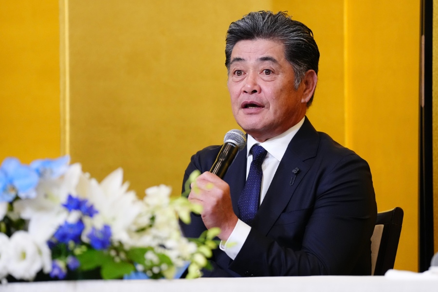 就任会見に応じた中日・工藤公康新監督【写真:黒澤崇】