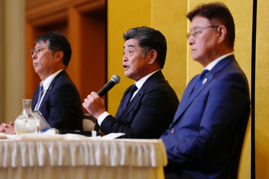 就任会見に臨んだ中日・工藤公康新監督（中央）【写真：黒澤崇】
