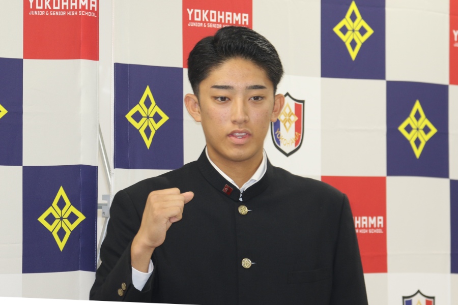 会見に臨んだ横浜・織田翔希【写真：神吉孝昌】