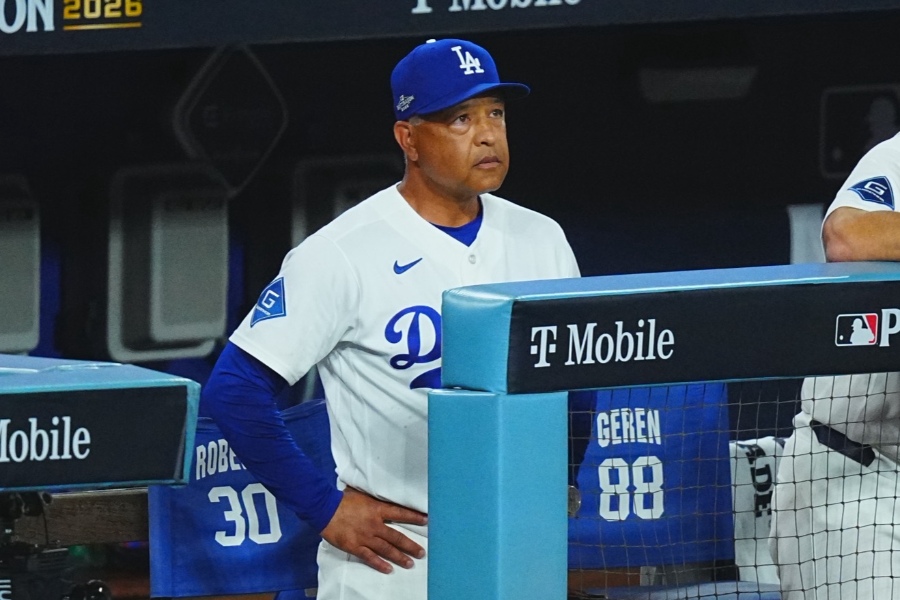 ブルワーズ戦で指揮を執ったドジャースのデーブ・ロバーツ監督【写真：荒川祐史】