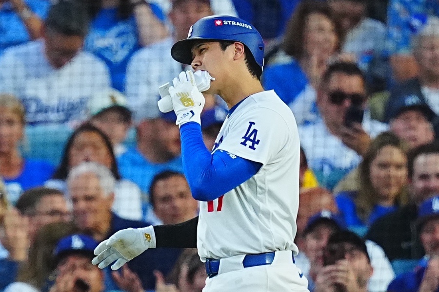 ブルワーズ戦で死球を受けたドジャース・大谷翔平【写真：荒川祐史】