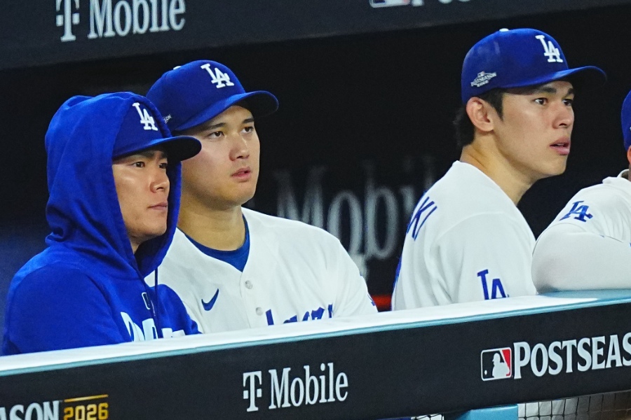 戦況を見守るドジャース・山本由伸、大谷翔平、佐々木朗希（左から）【写真：荒川祐史】