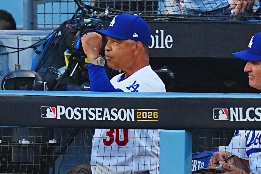 ブルワーズ戦で指揮を執ったドジャースのデーブ・ロバーツ監督【写真:荒川祐史】