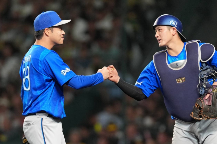 DeNA・岩田将貴（左）と松尾汐恩【写真：井上学】