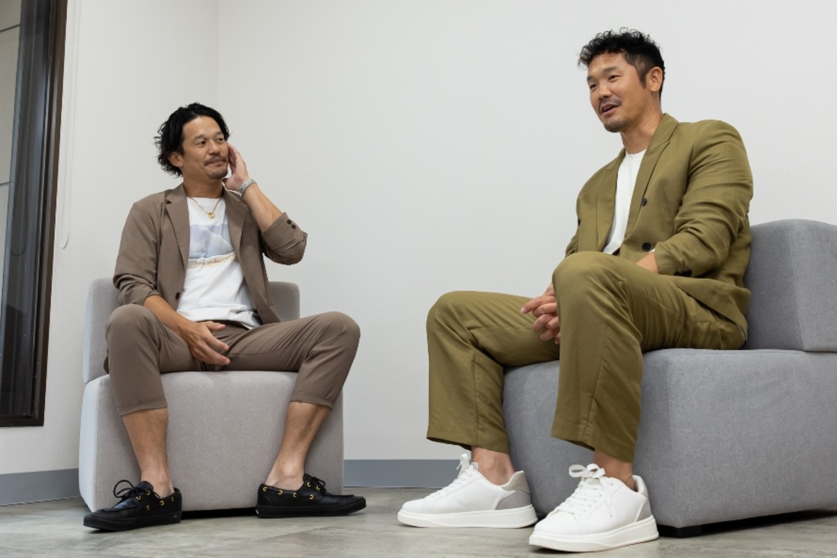 現役時代を振り返る坂口氏(左)とT-岡田氏【写真:加治屋友輝】