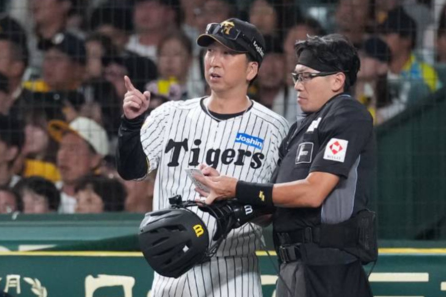 森下の守備交代を告げる阪神・藤川球児監督【写真：井上学】