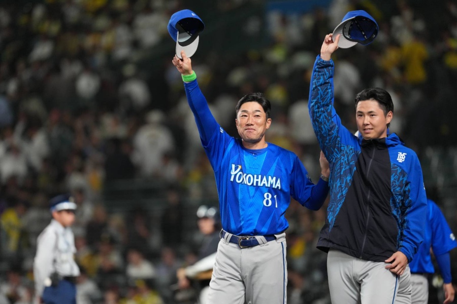 勝利を喜ぶDeNA・相川亮二監督【写真：井上学】