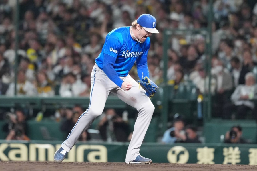 試合を締め吠えるDeNAのショーン・レイノルズ投手【写真：井上学】