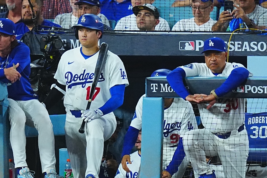 ブルワーズ戦に出場したドジャース・大谷翔平(左)とデーブ・ロバーツ監督【写真:荒川祐史】