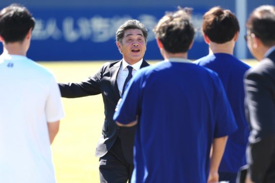 中日新監督が「小3の担任すぎる」　ナイン一斉挙手…優しい口調で「この成績、悔しい人！」