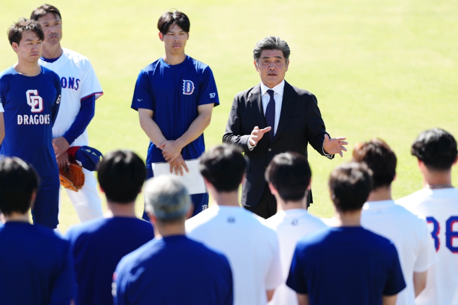 ナゴヤ球場を訪れた中日・工藤公康新監督【写真：黒澤崇】