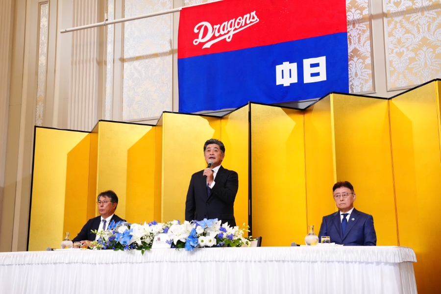 就任会見に臨んだ中日・工藤公康新監督【写真：黒澤崇】