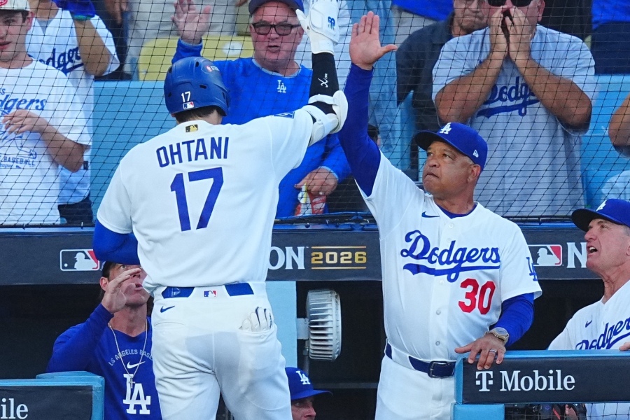 本塁打を放った大谷翔平(左)をで出迎えるデーブ・ロバーツ監督【写真:荒川祐史】