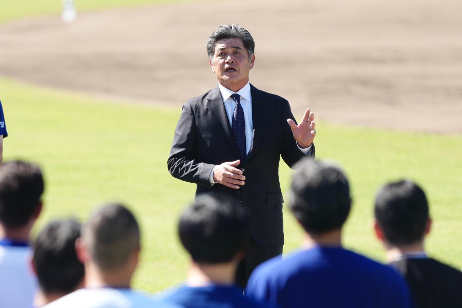 ナゴヤ球場を訪れた中日・工藤公康新監督【写真：黒澤崇】