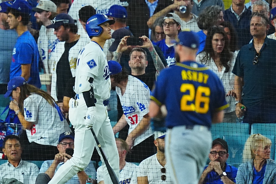 ブルワーズに敗れ、ベンチに引き上げるドジャース・大谷翔平【写真:荒川祐史】