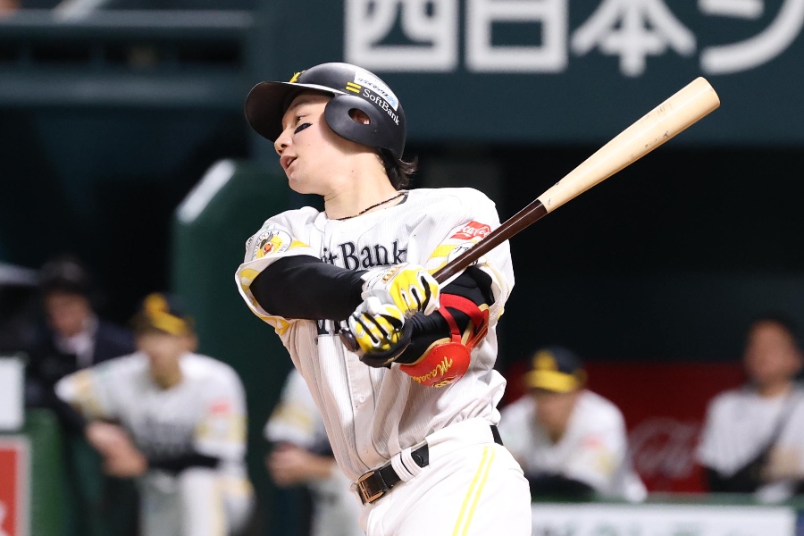 5回に本塁打を放ったソフトバンク・正木智也【写真：栗木一考】