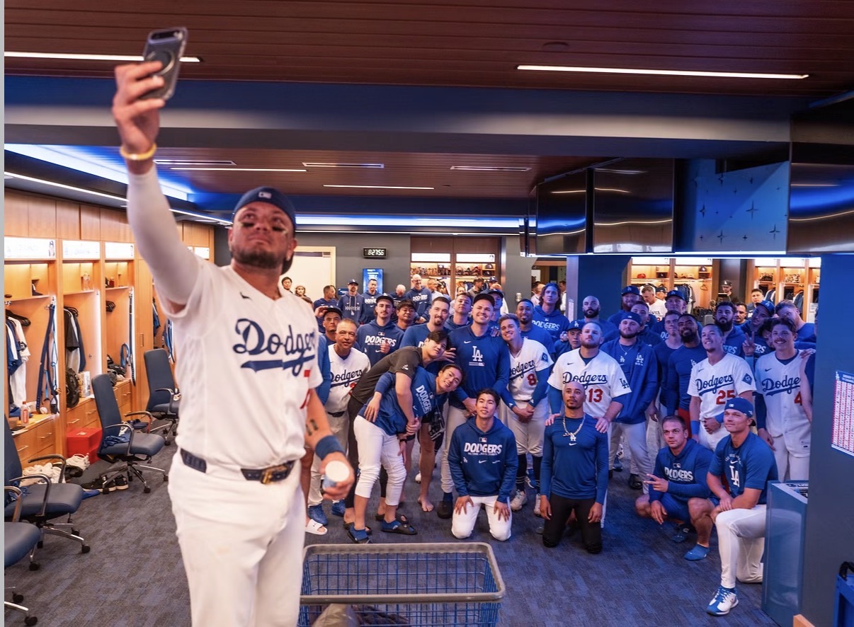 ドジャースのミゲル・ロハスが公開した集合写真（写真はスクリーンショット）
