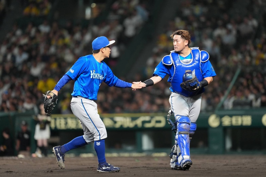 先発した片山晧心を迎えるDeNA・戸柱恭孝（右）【写真：井上学】
