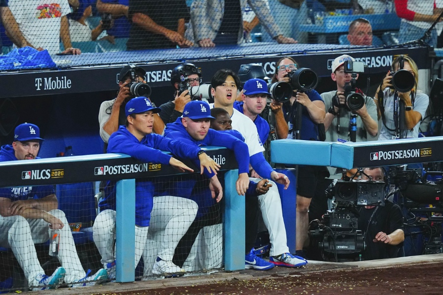 チームメートと戦況を見守るドジャース・大谷翔平（中央）【写真：荒川祐史】