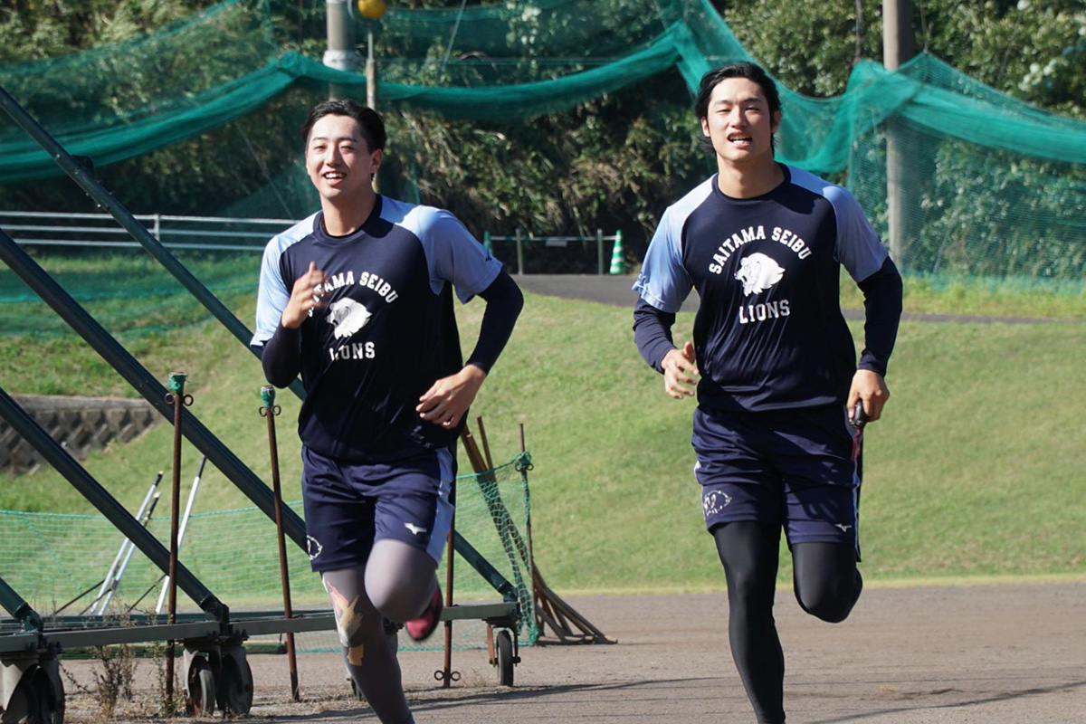 “フェニックス・リーグに参加し、走り込みを行う黒田将矢（左）と羽田【写真：湯浅大】”